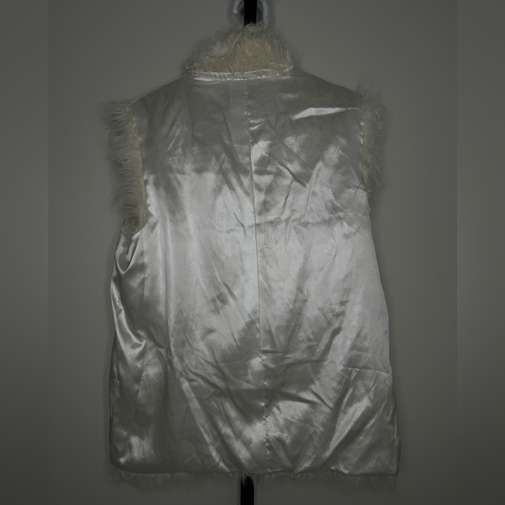 White Select Royal Grade Kalgan Lamb Knitted Vest - Luxurious Warmth and Eleganc - Picture 4 of 8